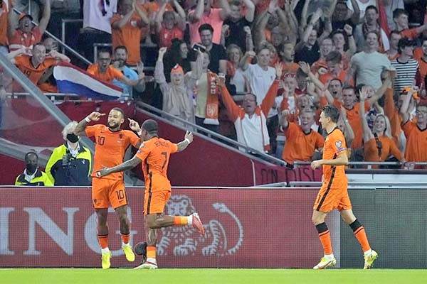 Se destapa Depay con triplete y golean a Turquía
