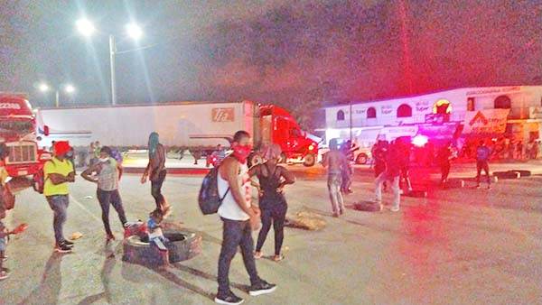 Bloquean migrantes Carretera Federal 57