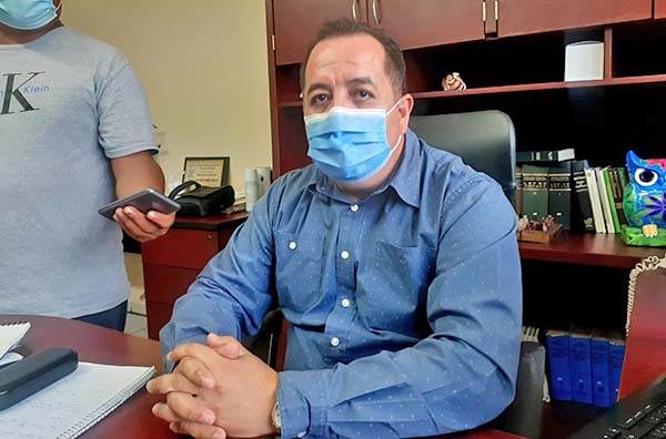 Le quemaba las manos a su hijo