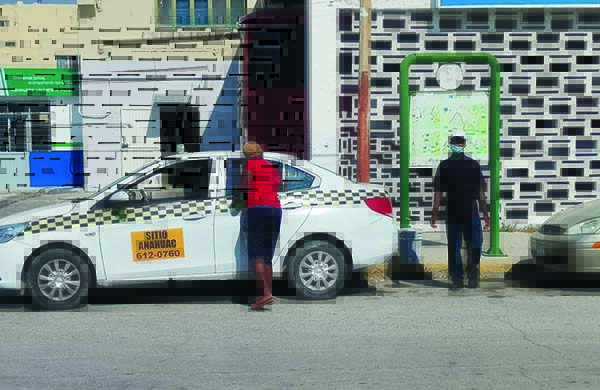 Prohíben a taxis dar servicio a migrantes