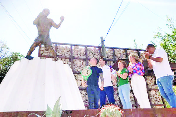 Tiene Óscar Valdez su estatua en Nogales