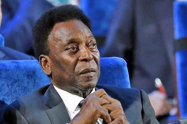 Operan a Pelé de tumor en el colon
