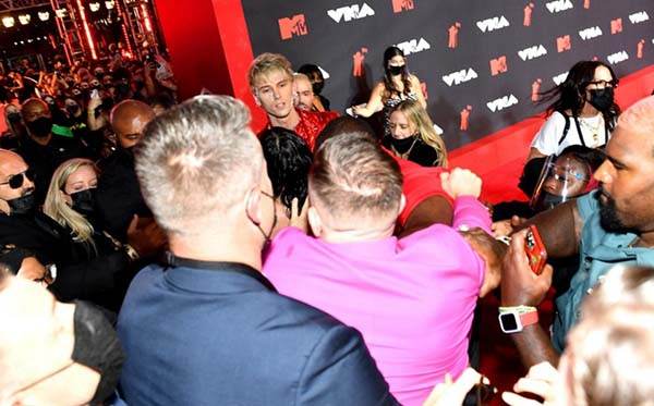 Machine Gun Kelly y Conor McGregor protagonizan pleito previo a los VMAs 2021