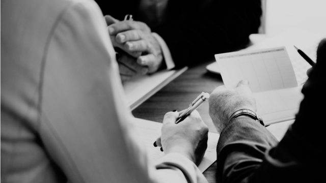 Cuánto cuesta no dejar testamento y heredar solo problemas