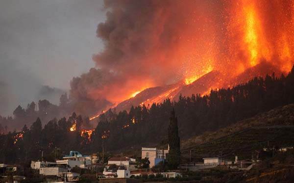 Volcán hace erupción en isla de España; evacuarán entre 5 y 10 mil habitantes