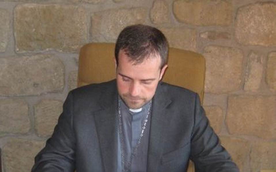 Obispo en España renuncia tras enamorarse de escritora de novelas eróticas