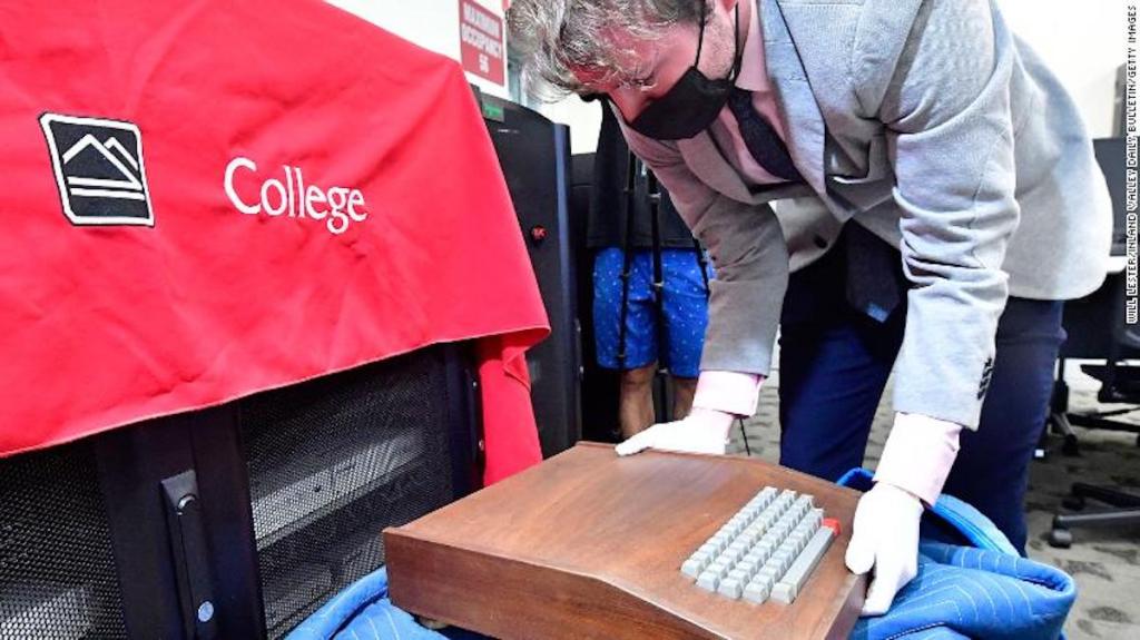 Una computadora Apple-1, una de las primeras de la compañía, sale a la venta y se espera que alcance los US$ 600.000 en subasta