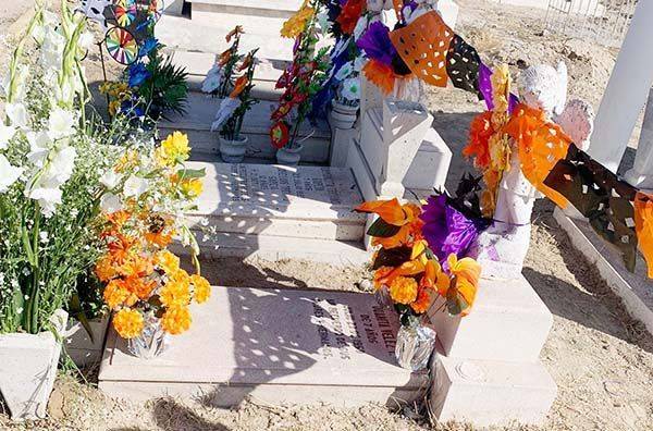Tumbas abandonadas entre polvos de olvido