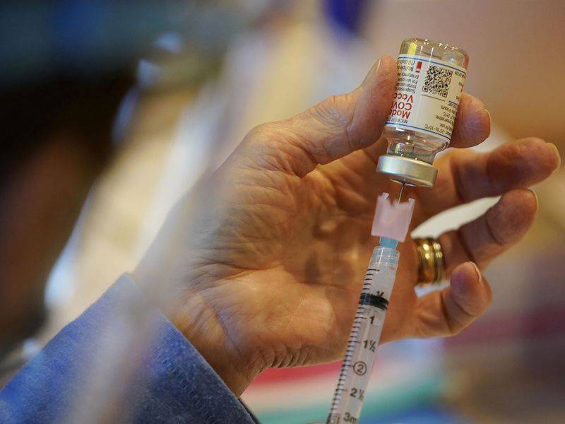 Estudian posible riesgo de inflamación cardíaca por vacuna Moderna contra covid