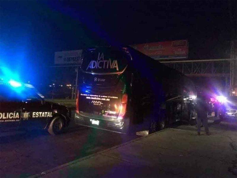 Balean autobús de banda ‘La Adictiva’ tras concierto en Metepec