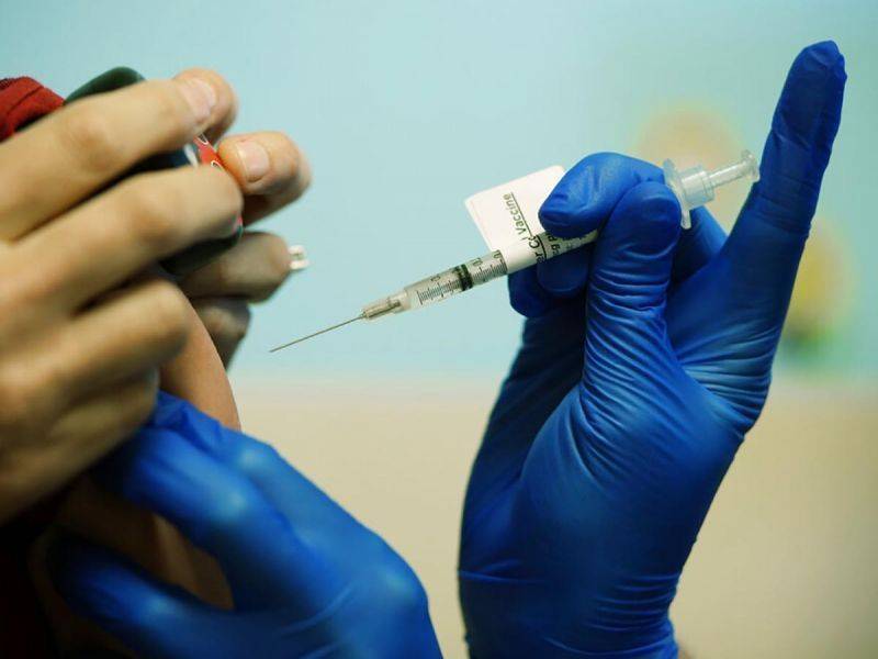 Tercera dosis de vacuna Pfizer protegería hasta 10 meses contra covid