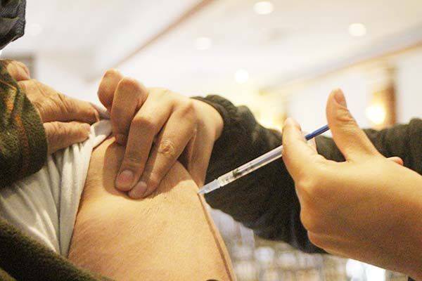 Inmunizan a 600 maestros contra virus de influenza