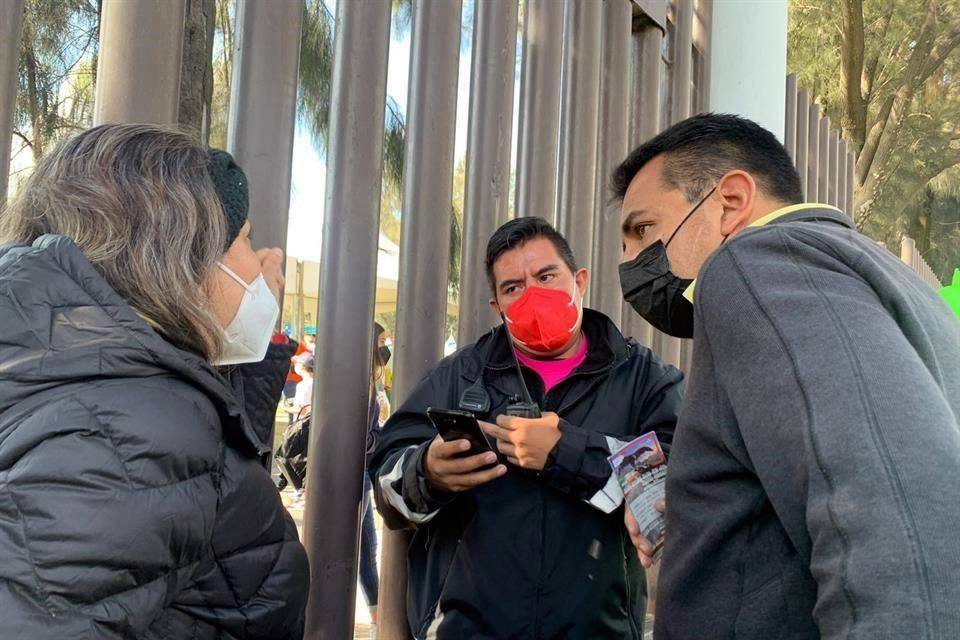 Pasan aficionados de GP de México odisea por reembolso