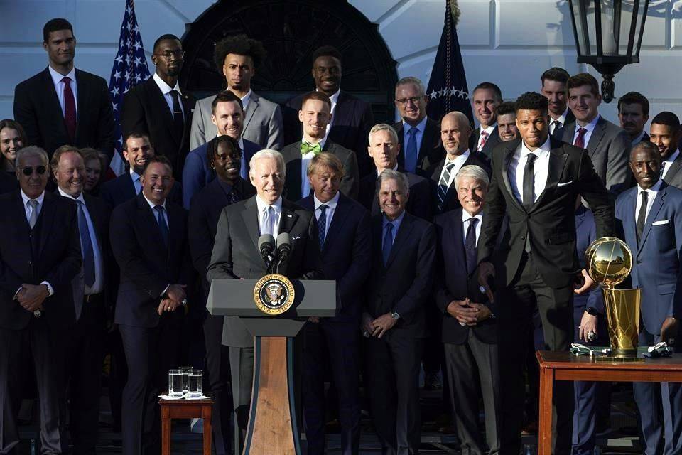 Recibe Biden a los campeones Bucks en Casa Blanca