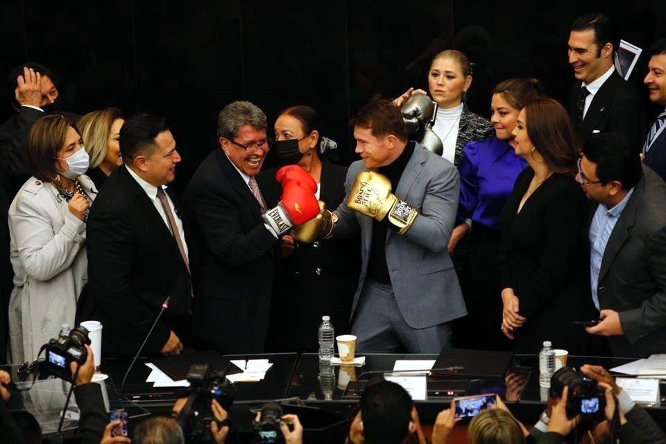 Toman senadores tribuna… ¡para foto con Canelo Álvarez!