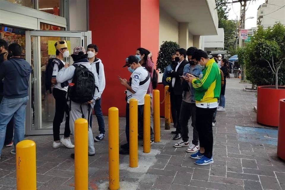 Batallan aficionados con boletos para el Clásico