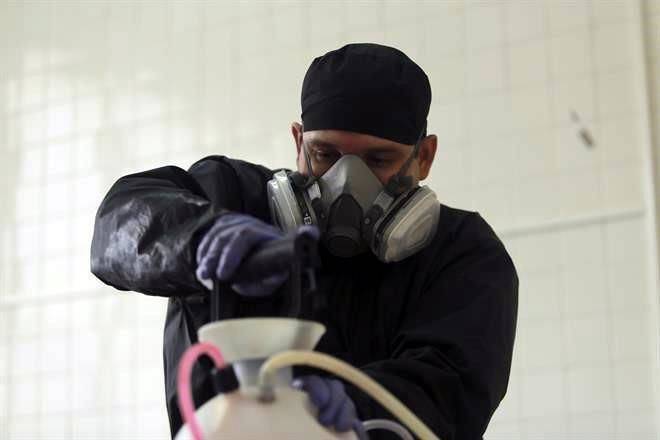 Atavían embalsamadores a cadáveres para su última cita