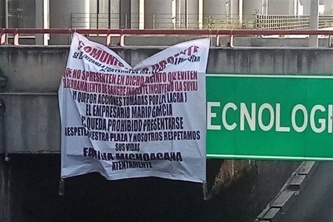 Dejan narcomantas contra artistas de Feria en Metepec