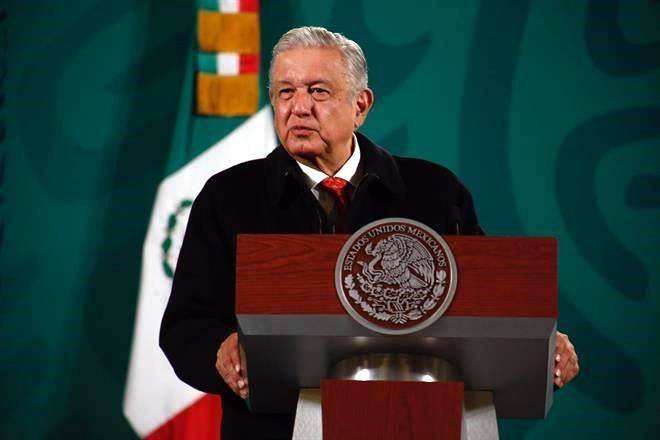 Felicita AMLO a Checo Pérez y a Canelo Álvarez