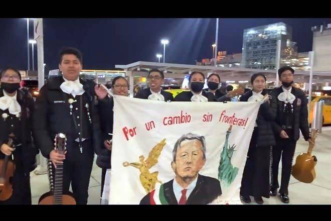 Esperan a AMLO en Nueva York con mariachi