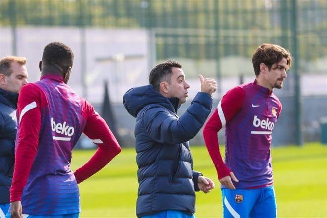 Dirige Xavi primer entrenamiento en el Barcelona