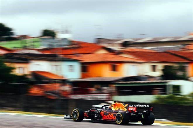 Marca Checo el tercer mejor tiempo en P1 de Brasil