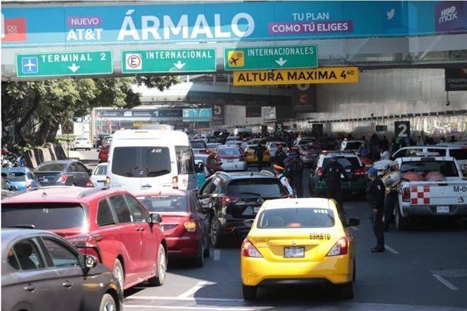 Retiran padres de niños con cáncer bloqueo en T1 del AICM