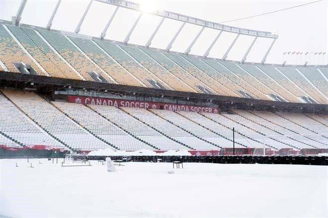 Bajo nieve la cancha para el Canadá vs México