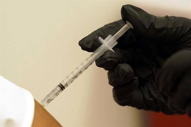 Alista FDA aval a tercera dosis para todos los adultos en EU