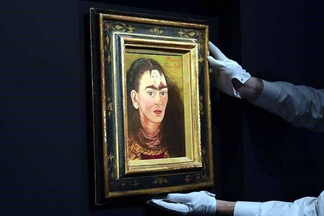 Logra cuadro de Frida Kahlo venta récord: 34.9 mdd
