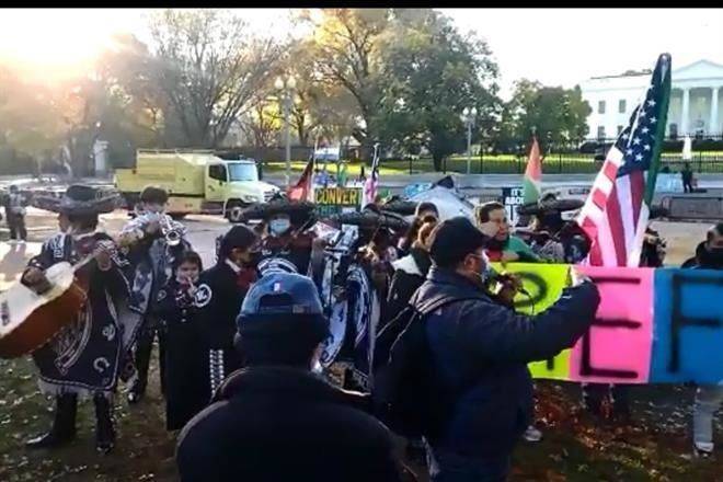 Piden a ritmo de mariachi reforma migratoria en Casa Blanca