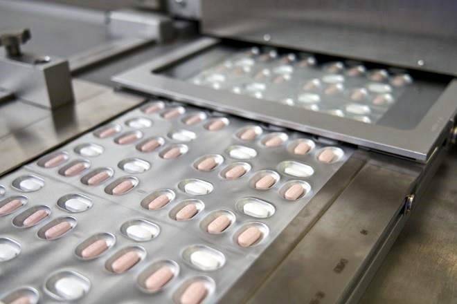 Pactan EU y Pfizer producción de píldora contra Covid
