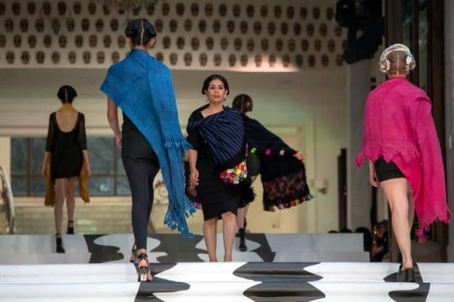 Inculcan amor por el rebozo en Los Pinos