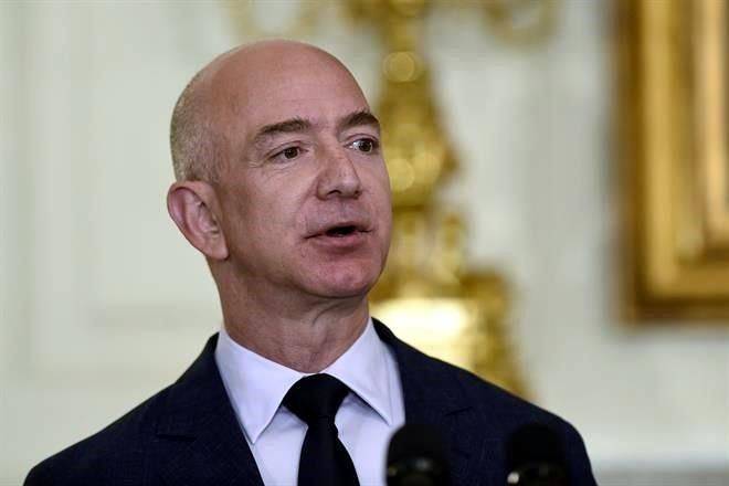 Dona Bezos 100 mdd a fundación de Obama