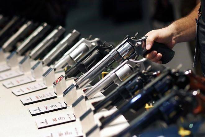 Tiene apoyo a control de armas en EU menor nivel desde 2014