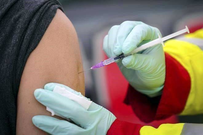 Urge OMS a priorizar vacunas para países pobres, no a niños