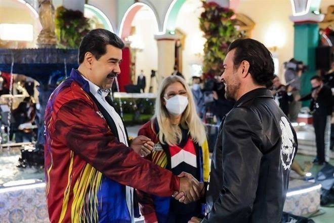 Pablo Montero le lleva serenata a Nicolás Maduro