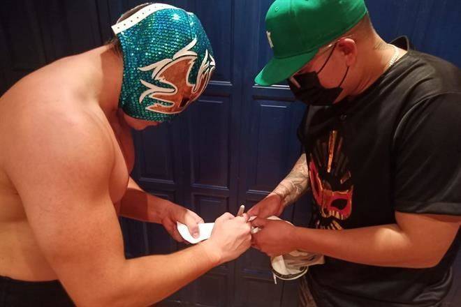 Disfruta Julio Urías noche de luchas