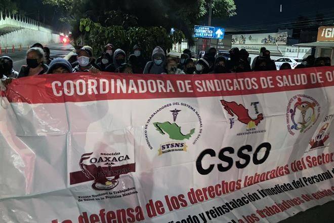 Protestan médicos despedidos afuera de mañanera en Oaxaca