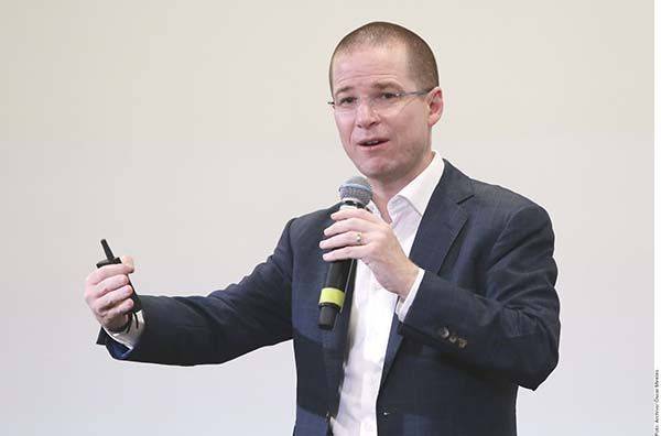 Alistan cárcel a Anaya; acusa mano de AMLO