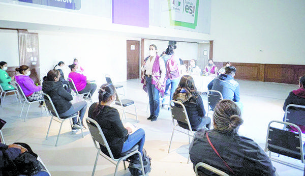 Beca Coahuila a mil 600 alumnos