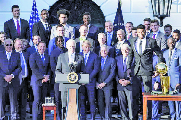 Recibe Biden a los campeones Bucks en Casa Blanca