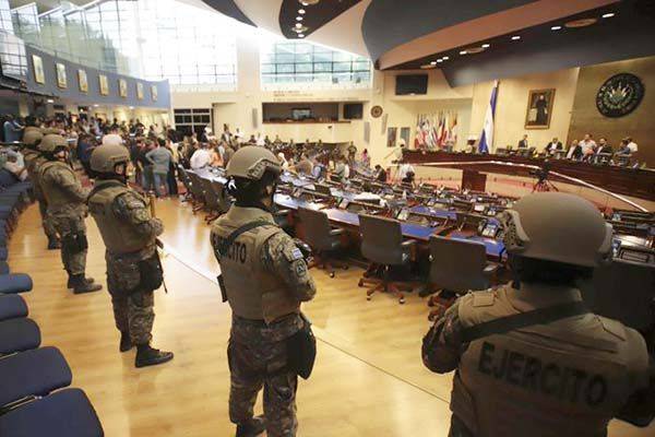 Despliega Bukele ahora a militares