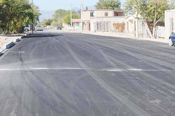 Pavimentan vialidades con recursos propios