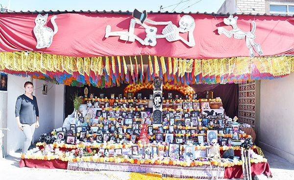 Arman vecinos mega altar con 180 fotos