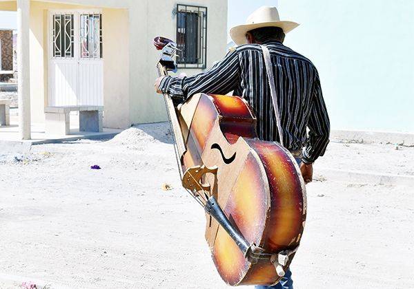 Sufren los músicos junto a las familias