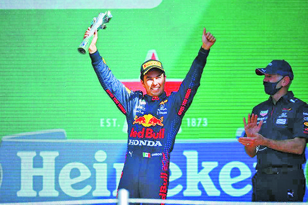 Logra Checo Pérez histórico podio en México