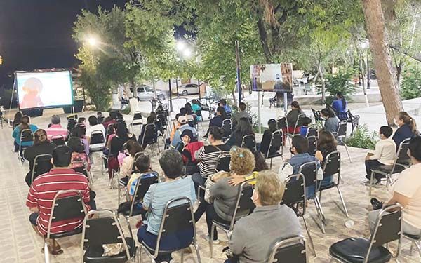 Disfrutan película ‘Coco’ al aire libre