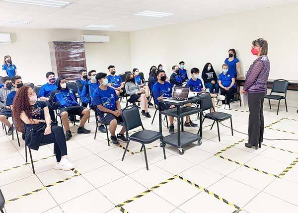 Imparten pláticas de ciberacoso a jóvenes