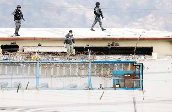 Suman 68 reos muertos por motín en cárcel de Ecuador